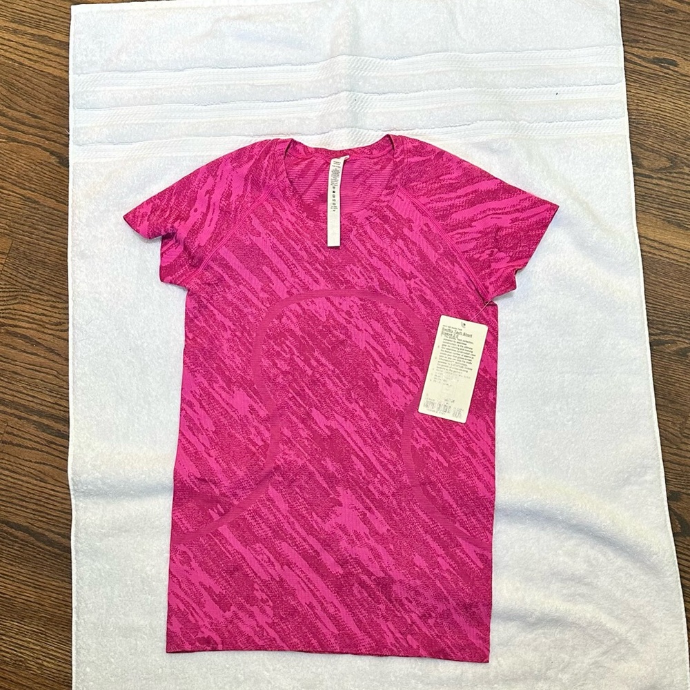 NWT lululemon swiftly tech short sleeve shirt-SIZE 8 (medium)